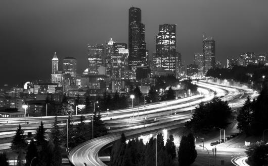 skyline notturno di seattle in bianco e nero (washington, stati uniti)