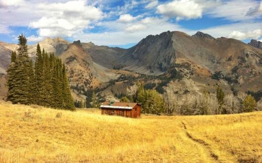 campi di grano e capanna tra le montagne dell'idaho (idaho, stati uniti)