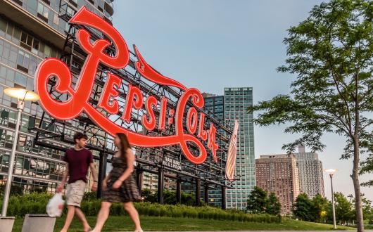 insegna della pepsi cola al gantry plaza state park di long island (new york, stati uniti)