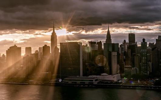 raggi del sole tra i grattacieli di manhattan (new york, stati uniti)