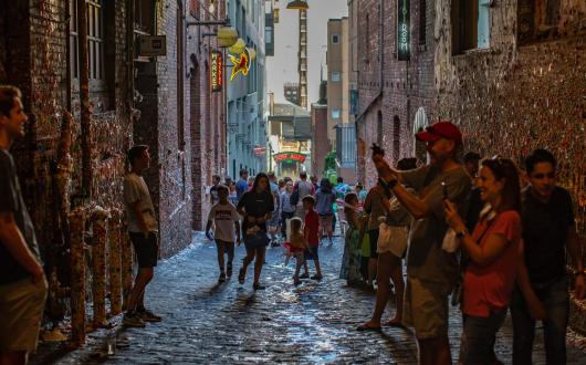 turisti che fotografano il market theater gum wall di seattle (washington, stati uniti)