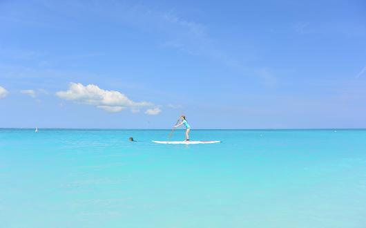 le acque turchesi del mare di turks e caicos (turks e caicos, caraibi)