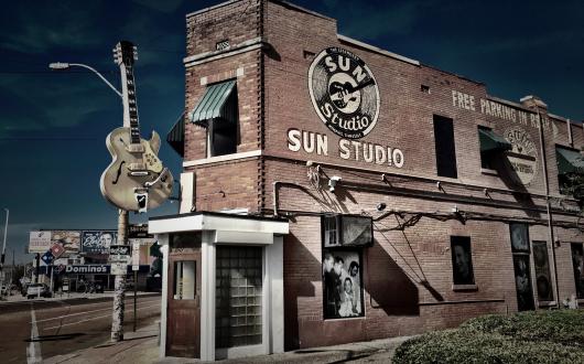 edificio dei sun studios a memphis di notte (tennessee, stati uniti)