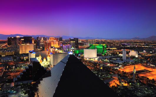 la strip di las vegas by night vista dall'alto (nevada, stati uniti)