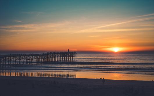tramonto sull'oceano pacifico e pontile di legno (california, stati uniti)