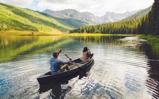 escursionisti in canoa sul fiume (colorado, stati uniti)