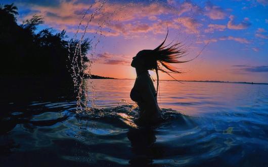 ragazza emerge dalle acque del mare di kauai (hawaii, stati uniti)