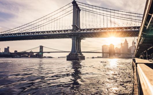 manhattan bridge con lo skyline di lower manhattan (new york, stati uniti)
