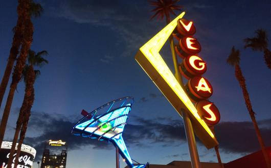 insegna al neon di las vegas e di un bicchiere da martini (nevada, stati uniti)