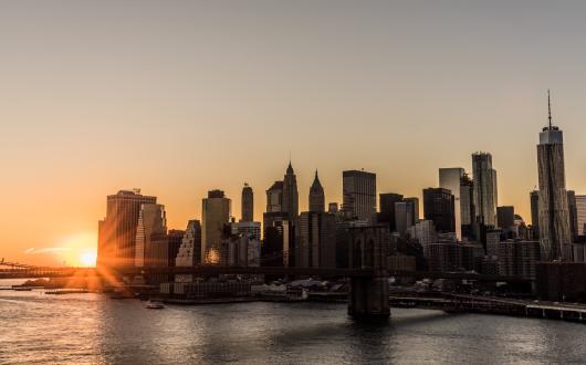 vista del brooklyn bridge e dello skyline di lower manhattan al tramonto (new york, stati uniti)