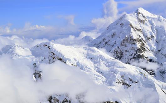 panorama innevato del mount mckinley al denali national park (alaska, stati uniti)