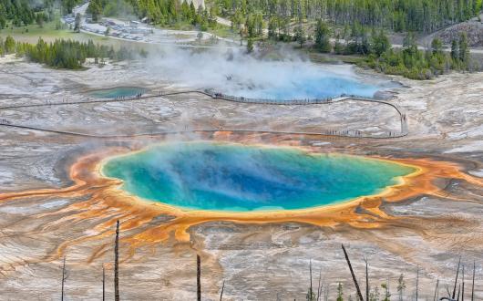 vista del grand prismatic allo yellowstone national park (wyoming, stati uniti)