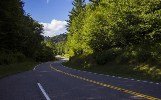 strada panoramica nel great smoky mountains national park (tennessee, stati uniti)