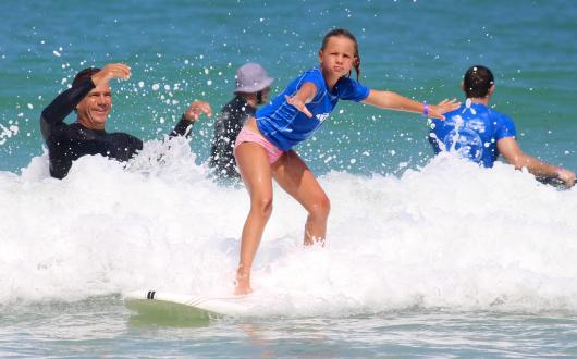 lezione di surf tra le onde di santo domingo (repubblica dominicana, caraibi)