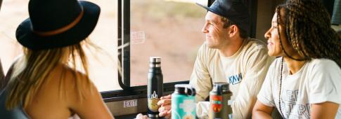 Ragazzi che guardano fuori da un finestrino di un camper