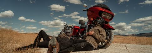 motociclista si riposa appoggiato alla sua moto