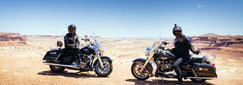 due motociclisti in mezzo al deserto