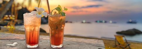 aperitivo in spiaggia al tramonto alle barbados (barbados, caraibi)
