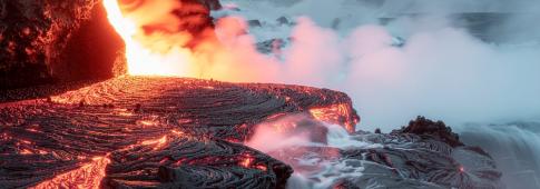 lava del vulcano di big island che si getta nell'oceano (hawaii, stati uniti)