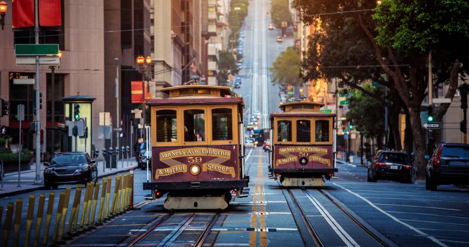 cable car per le strade di san francisco (california, stati uniti)