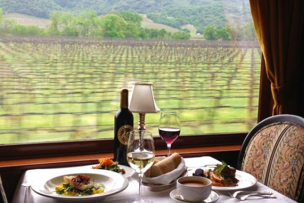 Qualche ora su un treno d'epoca a degustare vino nella Napa Valley