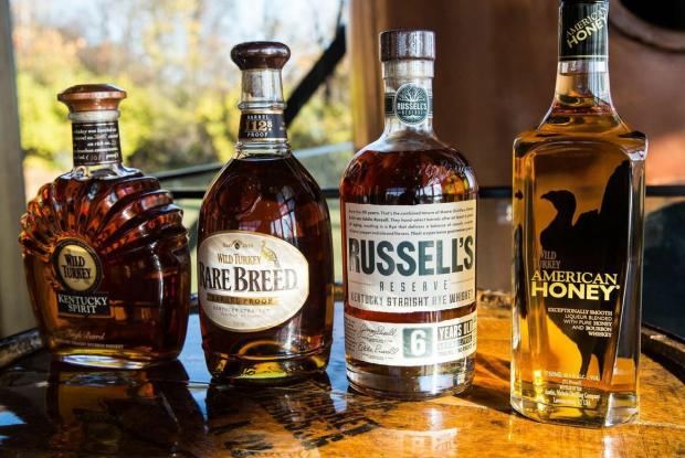 bottiglie di whisky della russell's reserve (kentucky, stati uniti)