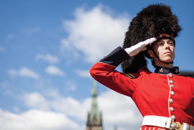 guardia durante una cerimonia (quebec, canada) 