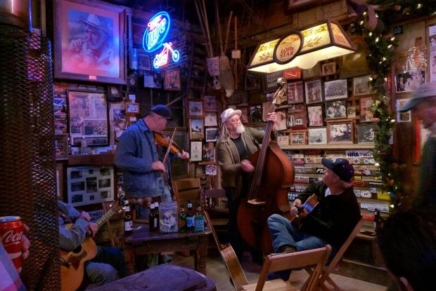 gruppo che suona in un locale tipico texano (texas, stati uniti)