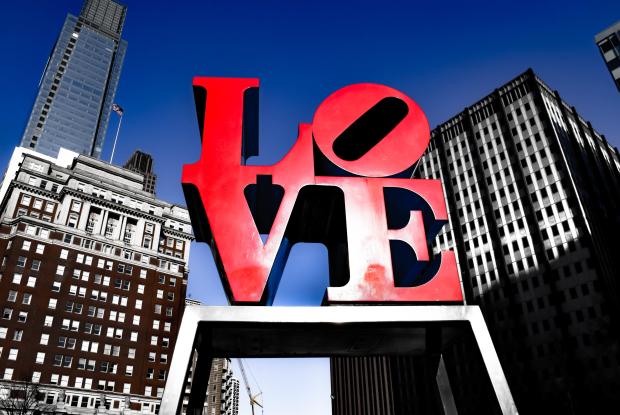 installazione artistica con scritta love a philadelphia (pennsylvania, stati uniti)