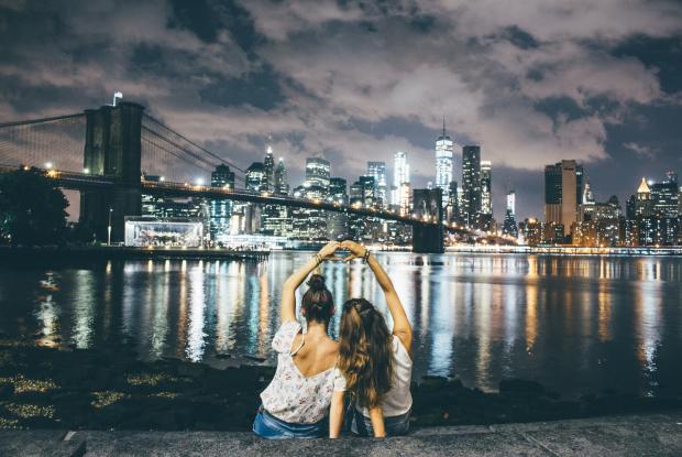 amiche foto artistica con vista notturna sul ponte di brooklyn (new york, stati uniti)