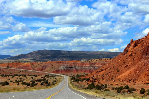 strada panoramica tra le terre rosse del new mexico (new mexico, stati uniti)