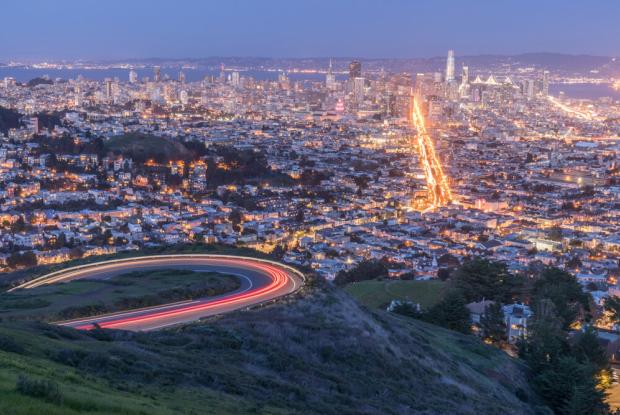 vista di san francisco by night dalla cima delle twin peaks (california, stati uniti)