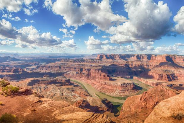 turista sulle rocce del canyonlands national park (utah, stati uniti)