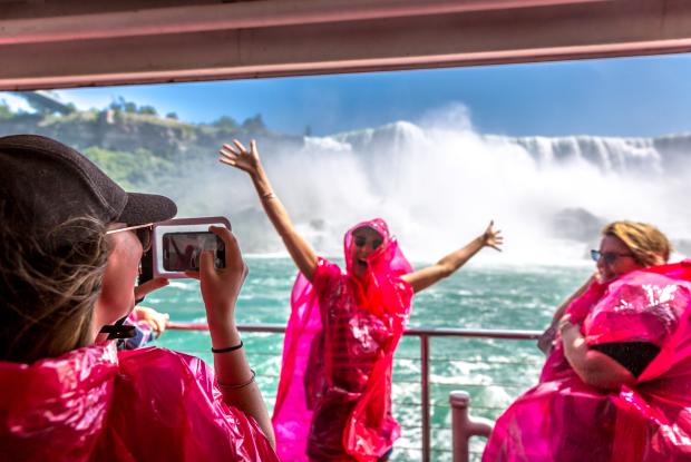 turisti sul battello sotto le cascate del niagara (new york, stati uniti)
