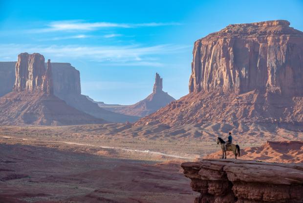 cavallo affacciato sulla monument valley (arizona, stati uniti)