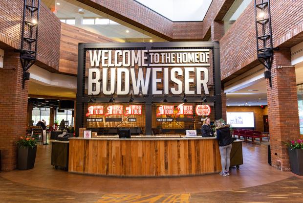 ingresso della budweiser brewery a st louis (missouri, stati uniti)