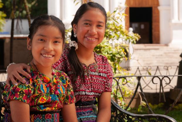 ragazze native sorridenti abbracciate (new mexico, stati uniti)