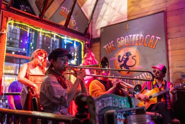 esibizione di musica dal vivo in un locale a new orleans (louisiana, stati uniti)