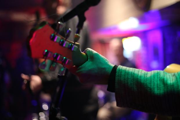 musicista suona la chitarra elettrica (tennessee, stati uniti)