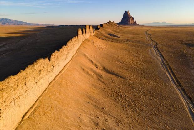 la formazione rocciosa shiprock (new mexico, stati uniti)