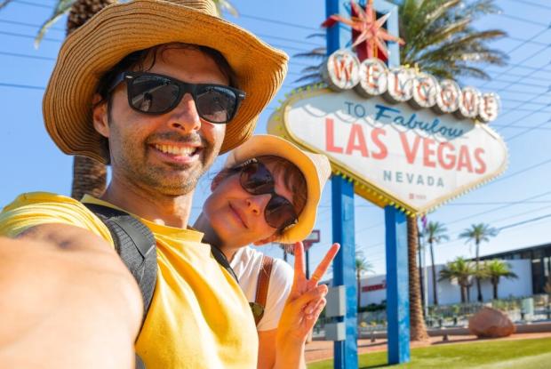 coppia davanti al cartello fabolous las vegas (nevada, stati uniti)