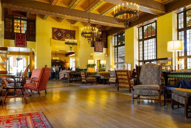 la great lounge dell'ahwahnee hotel nello yosemite national park (california, stati uniti)