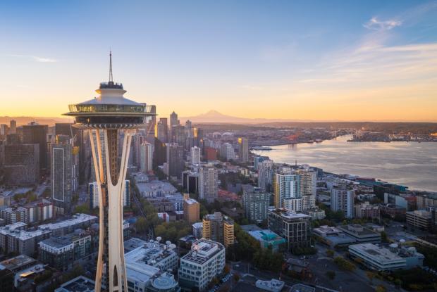 skyline di seattle con space needle in primo piano (washington, stati uniti)