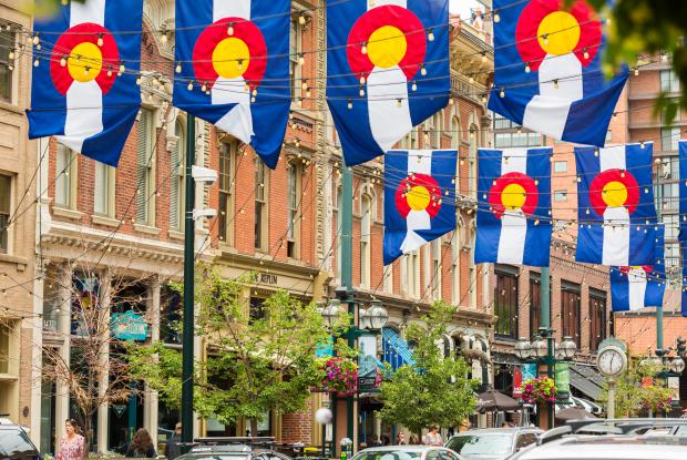 bandiere appese per le strade di denver (colorado, stati uniti)