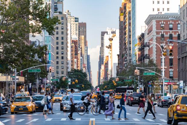 pedoni attraversano un incrocio a new york (new york, stati uniti)