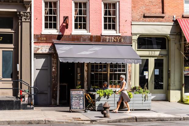 ragazza cammina di fronte ad un caffè di tribeca (new york, stati uniti)