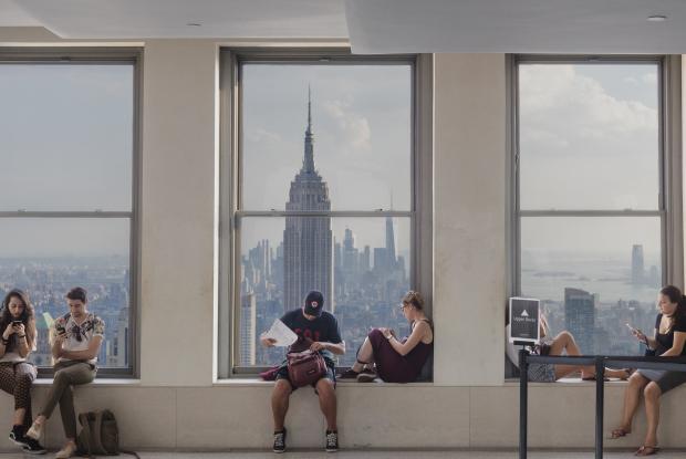 studenti seduti alle finestre affacciate su new york (new york, stati uniti)