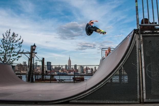skater si allena su una pista a new york (new york, stati uniti)