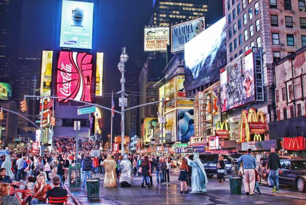 times square illuminata di sera (new york, stati uniti)