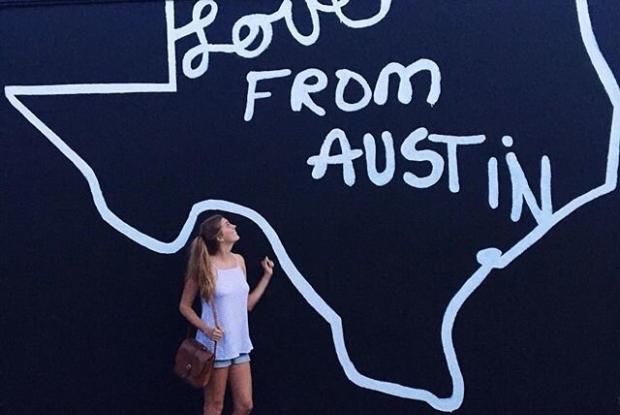 ragazza in posa davanti ad un graffito del texas ad austin (texas, stati uniti)